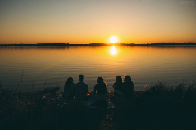 Fünf Personen bei Sonnenuntergang am Cospudener See in Leipzig